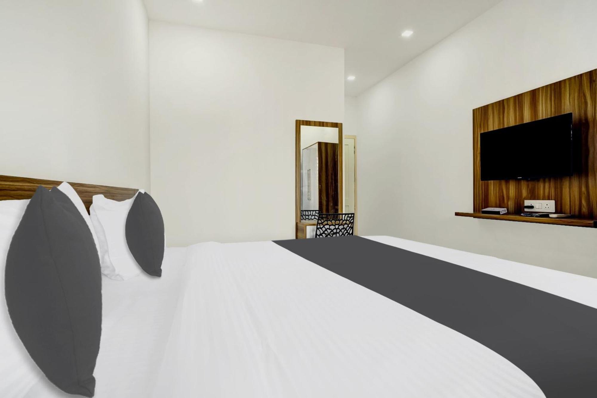 Hotel O Grand Parassini Pāppinisseri Zewnętrze zdjęcie