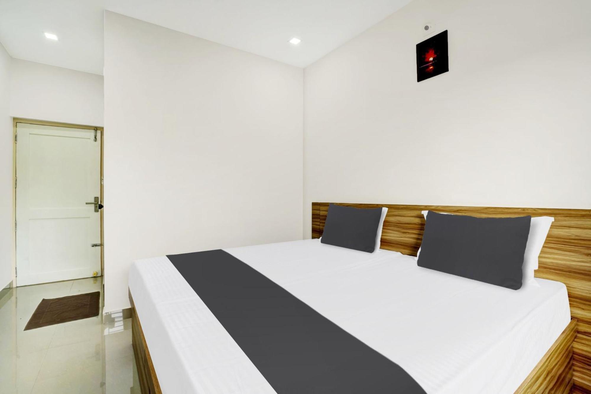 Hotel O Grand Parassini Pāppinisseri Zewnętrze zdjęcie